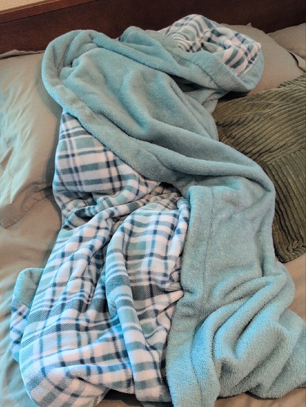 Berkshire Light Blue Plush Throw Blanket - Soft Cozy Layer - Picture 5 of 5